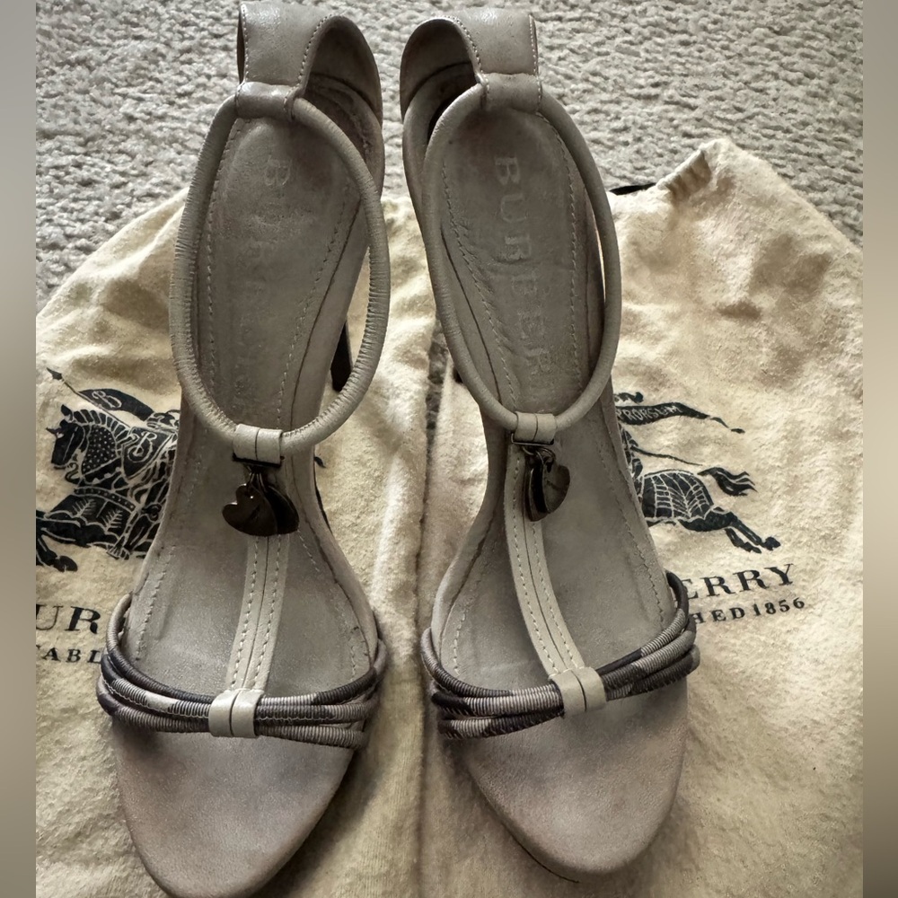 Burberry Women's Cream Sandals with Heart Charm Women sz 40